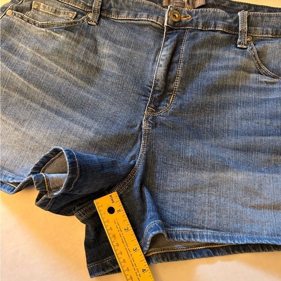 Torrid Feel The Fit Denim blue jean shorts Sz-18. A4 - Picture 9 of 9